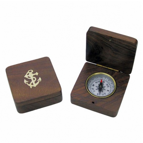 Kompas vsazený do dřevěné krabičky